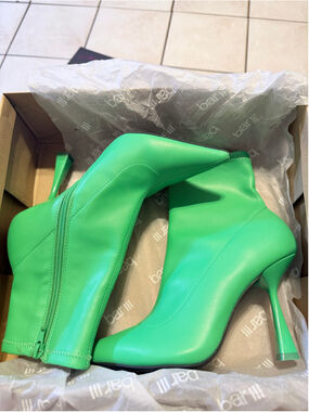 Women's Bar III Green Ankle Booties, size 7.5M